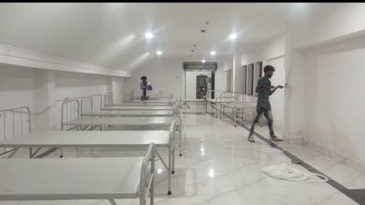 করোনা মোকাবিলায় যুদ্ধকালীন তৎপরতা, ইন্ডোর স্টেডিয়ামে তৈরি হচ্ছে আইসোলেশন ওয়ার্ড করোনা মোকাবিলায় যুদ্ধকালীন তৎপরতা, ইন্ডোর স্টেডিয়ামে তৈরি হচ্ছে আইসোলেশন ওয়ার্ড