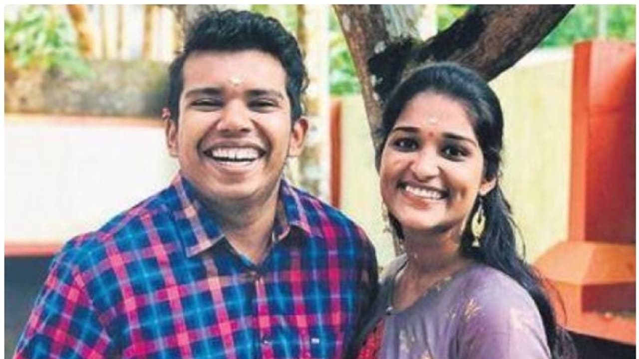 നിപ്പയും പ്രളയവും വില്ലനായി; മൂന്നാം തവണ കല്ല്യാണം മുടക്കിയത് കൊവിഡ്, കാത്തിരിക്കുമെന്ന് പ്രേമും സാന്ദ്രയും