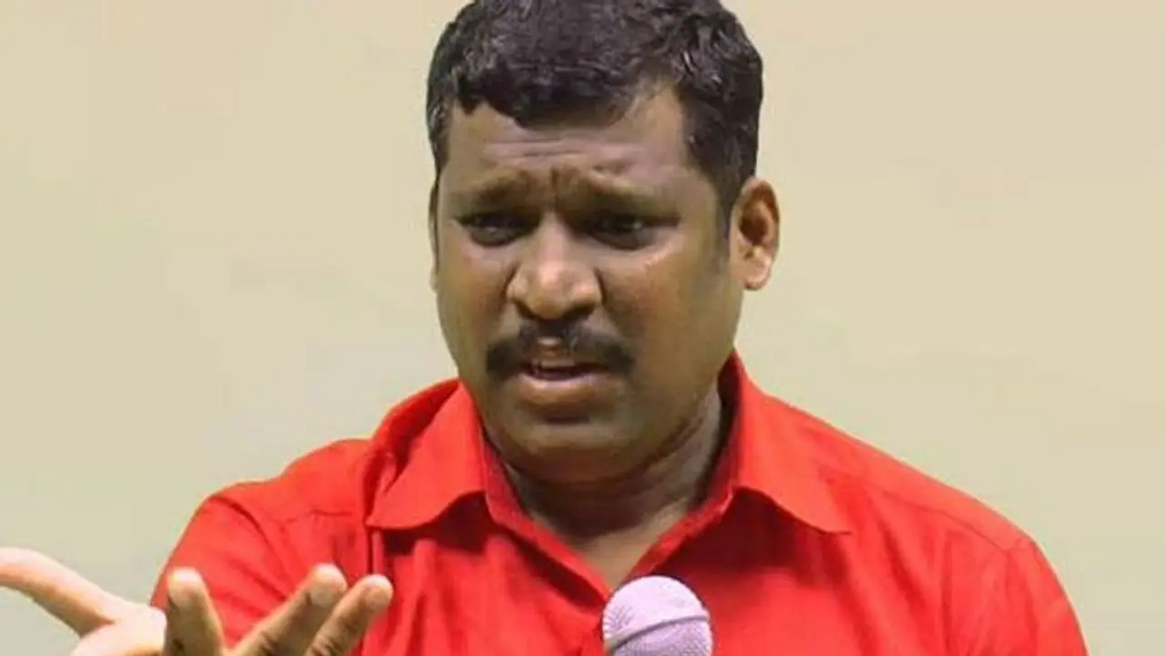 தனிமை என்ற பெயரில் ஊசிப்போட்டு கொல்றாங்க... கொரோனா வதந்தி பரப்பிய ஹீலர் பாஸ்கரை அலேக்கா தூக்கிய போலீஸ்..! தனிமை என்ற பெயரில் ஊசிப்போட்டு கொல்றாங்க... கொரோனா வதந்தி பரப்பிய ஹீலர் பாஸ்கரை அலேக்கா தூக்கிய போலீஸ்..!