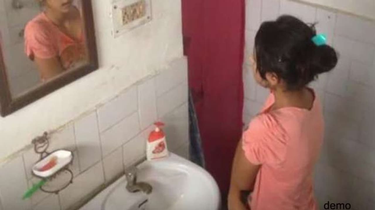 पत्नी बोली, मैं तुम्हारे बाथरूम में नहाना चाहती हूं, पति ने ताज्जुब जताया..मेरे बाथरूम में ऐसा क्या है? पत्नी बोली, मैं तुम्हारे बाथरूम में नहाना चाहती हूं, पति ने ताज्जुब जताया..मेरे बाथरूम में ऐसा क्या है?