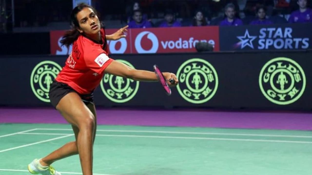 कोरोना के खतरे के बावजूद इंग्लैंड में खेलती रही सिंधू, मास्क लगाकर और तुलसी का पानी पीकर किया खुद का बचाव कोरोना के खतरे के बावजूद इंग्लैंड में खेलती रही सिंधू, मास्क लगाकर और तुलसी का पानी पीकर किया खुद का बचाव