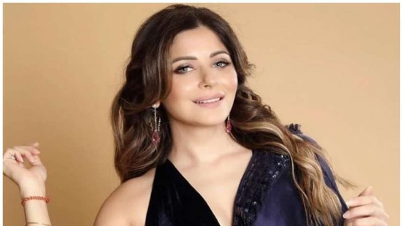 ബോളിവുഡ് ഗായികയ്ക്ക് കൊവിഡ്; ലണ്ടനില് പോയത് മറച്ചുവച്ചു, നാട്ടിലെത്തിയിട്ട് ആഡംബര പാര്ട്ടിയും നടത്തി ബോളിവുഡ് ഗായികയ്ക്ക് കൊവിഡ്; ലണ്ടനില് പോയത് മറച്ചുവച്ചു, നാട്ടിലെത്തിയിട്ട് ആഡംബര പാര്ട്ടിയും നടത്തി