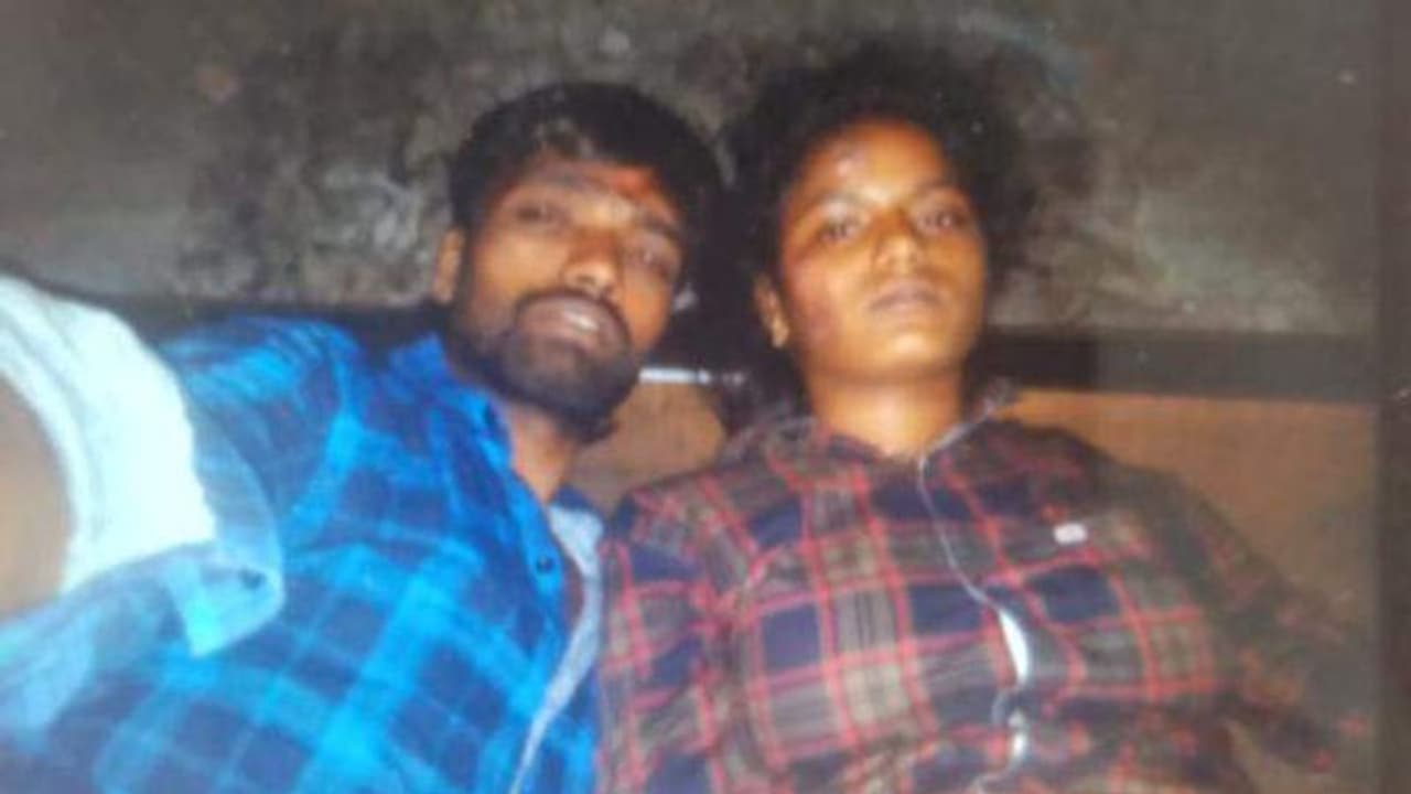 தண்டவாளத்தில் தலை வைத்து செல்பி..! திருமணமான கையோடு விபரீத முடிவெடுத்த காதல் ஜோடி..! தண்டவாளத்தில் தலை வைத்து செல்பி..! திருமணமான கையோடு விபரீத முடிவெடுத்த காதல் ஜோடி..!