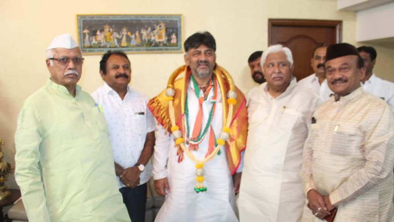 Coronavirus pandemic: Dishonouring social distancing, Karnataka Congress leaders gather in large numbers