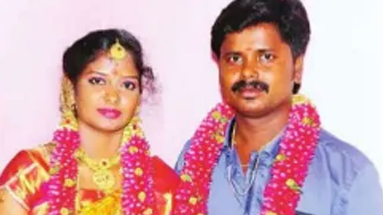 என்னோட கர்ப்பிணி மனைவி இல்லாத வாழ்க்கை எனக்கு தேவையில்லை... உருக்கமான கடிதம் எழுதிவிட்டு தற்கொலை..! என்னோட கர்ப்பிணி மனைவி இல்லாத வாழ்க்கை எனக்கு தேவையில்லை... உருக்கமான கடிதம் எழுதிவிட்டு தற்கொலை..!