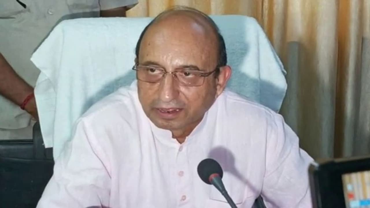 यूपी के स्वास्थ्य मंत्री भी सिंगर कनिका कपूर के साथ पार्टी में मौजूद थे, अब घर में खुद को किया आइसोलेट यूपी के स्वास्थ्य मंत्री भी सिंगर कनिका कपूर के साथ पार्टी में मौजूद थे, अब घर में खुद को किया आइसोलेट