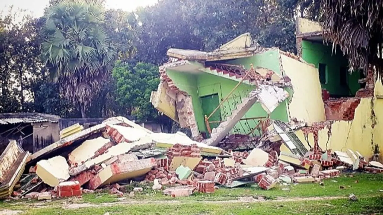 আসানসোলে 'খনি গর্ভে' তলিয়ে গেল দোতলা বাড়ি, বরাতজোরে রক্ষা পেল একটি পরিবার আসানসোলে 'খনি গর্ভে' তলিয়ে গেল দোতলা বাড়ি, বরাতজোরে রক্ষা পেল একটি পরিবার