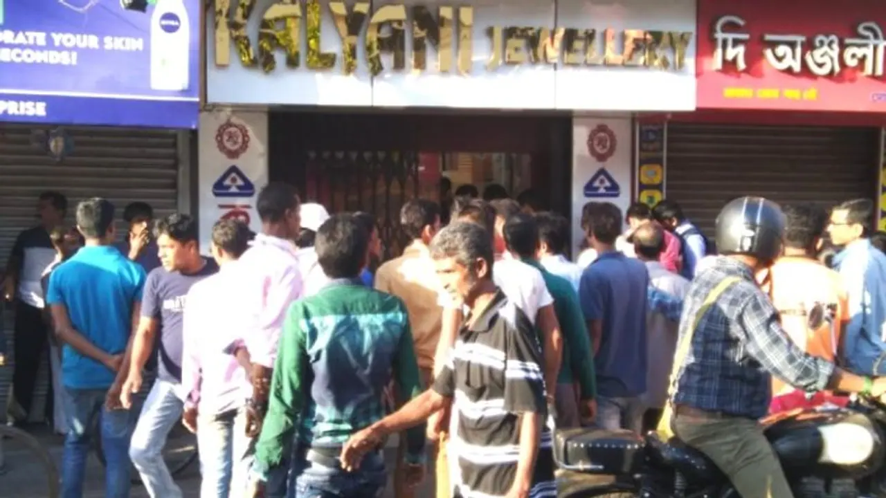 করোনার নাম ভাঁড়িয়ে ডাকাতি, মাস্ক পরে দিনেই সোনার দোকান লুঠ করোনার নাম ভাঁড়িয়ে ডাকাতি, মাস্ক পরে দিনেই সোনার দোকান লুঠ