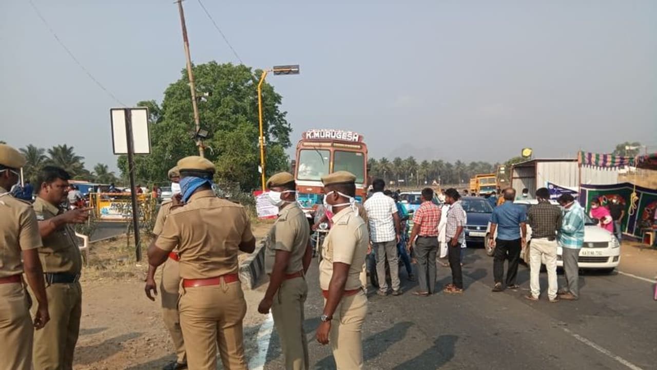 'ಒಳದಾರಿ ಗುರ್ತಿಸಿ ಚೆಕ್ಪೋಸ್ಟ್ ಹಾಕಿ: ಗಡಿ ಸಂಪೂರ್ಣ ಬಂದ್ ಮಾಡಿ' 'ಒಳದಾರಿ ಗುರ್ತಿಸಿ ಚೆಕ್ಪೋಸ್ಟ್ ಹಾಕಿ: ಗಡಿ ಸಂಪೂರ್ಣ ಬಂದ್ ಮಾಡಿ'