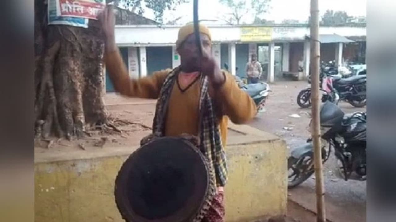 कोरोनावायरस से लड़ने यहां निभाई गई एक पुरानी परंपरा, जानिए क्यों बजाए गए नगाड़े कोरोनावायरस से लड़ने यहां निभाई गई एक पुरानी परंपरा, जानिए क्यों बजाए गए नगाड़े