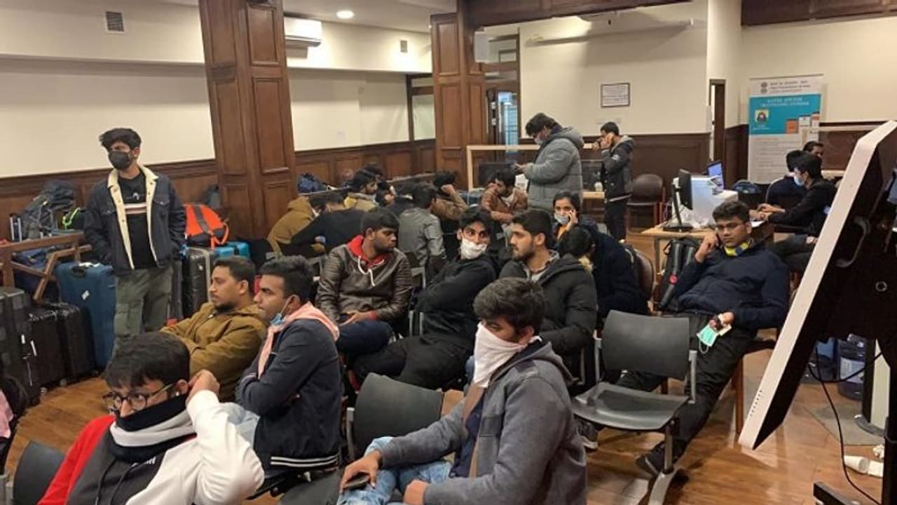 లండన్ లో చిక్కుకున్న 45 మంది తెలుగు విద్యార్థులు లండన్ లో చిక్కుకున్న 45 మంది తెలుగు విద్యార్థులు