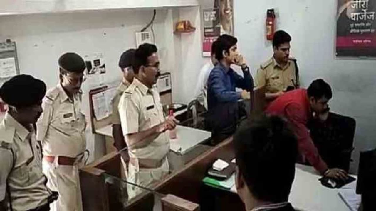 गार्ड को गोली मार दिनदहाड़े 5 लुटेरों ने 6 मिनट में लूटे लाखों रुपए, बोरी में भरकर ले गए कैश गार्ड को गोली मार दिनदहाड़े 5 लुटेरों ने 6 मिनट में लूटे लाखों रुपए, बोरी में भरकर ले गए कैश