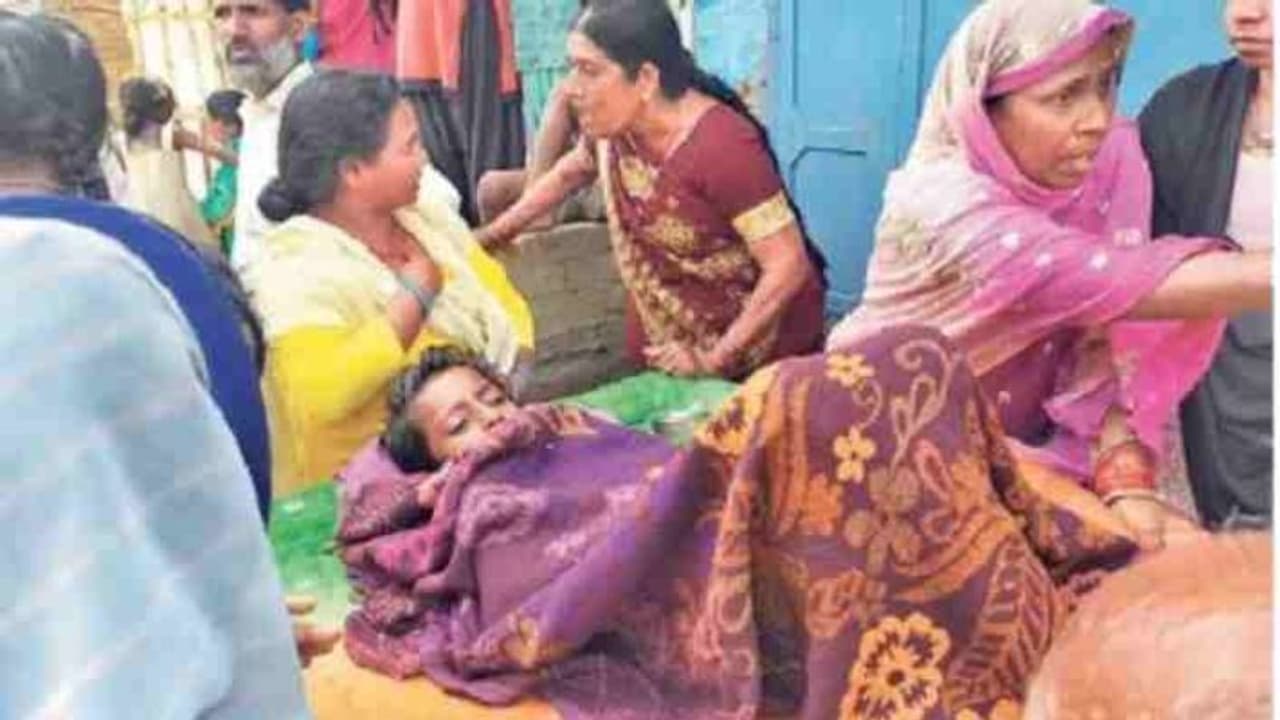 करंट की चपेट से बेटे को बचाने के लिए मां ने लगा दी जान की बाजी, बेटा तो बचा पर मां नहीं रही करंट की चपेट से बेटे को बचाने के लिए मां ने लगा दी जान की बाजी, बेटा तो बचा पर मां नहीं रही