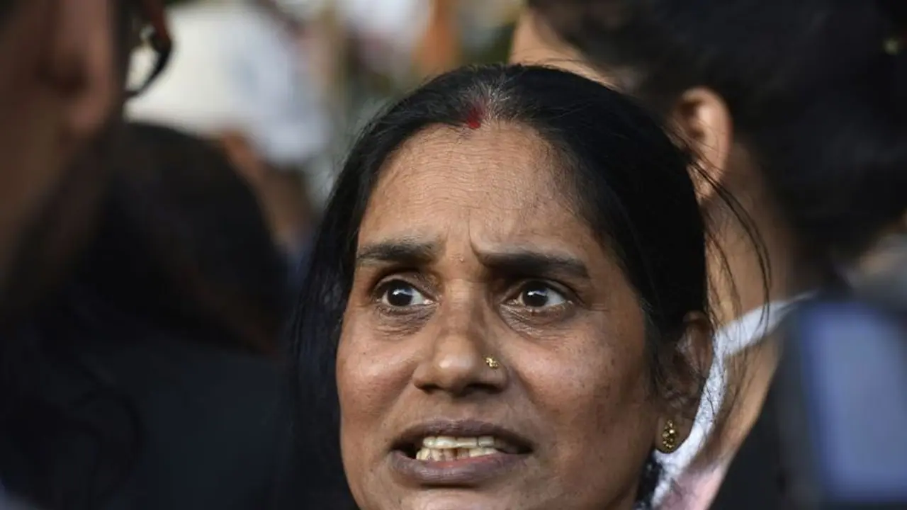 Nirbhaya's Mother: এদের জন্যই মেয়েরা ধর্ষিতা হয়, কংগ্রেস নেতার মন্তব্যে ক্ষুব্ধ নির্ভয়ার মা Nirbhaya's Mother: এদের জন্যই মেয়েরা ধর্ষিতা হয়, কংগ্রেস নেতার মন্তব্যে ক্ষুব্ধ নির্ভয়ার মা