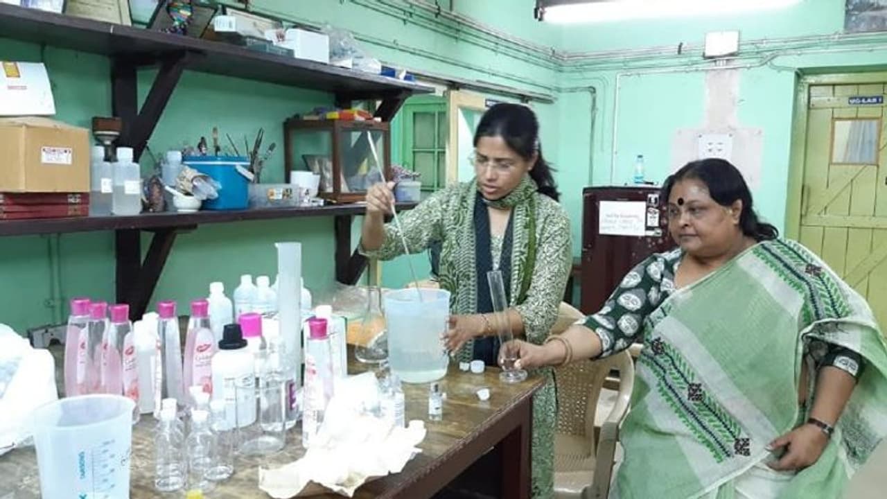 করোনা মোকাবিলায় নয়া উদ্য়োগ, স্যানিটাইজার বানাচ্ছে লেডি ব্রেবোর্ন কলেজ করোনা মোকাবিলায় নয়া উদ্য়োগ, স্যানিটাইজার বানাচ্ছে লেডি ব্রেবোর্ন কলেজ