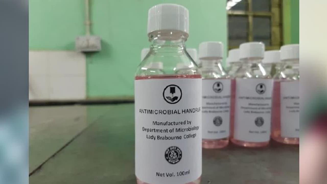 করোনাভাইরাসের বিরুদ্ধে কোমড় বেঁধে লড়ছে জেইউ, আওয়াজ উঠল 'যাদবপুর জিন্দাবাদ' করোনাভাইরাসের বিরুদ্ধে কোমড় বেঁধে লড়ছে জেইউ, আওয়াজ উঠল 'যাদবপুর জিন্দাবাদ'