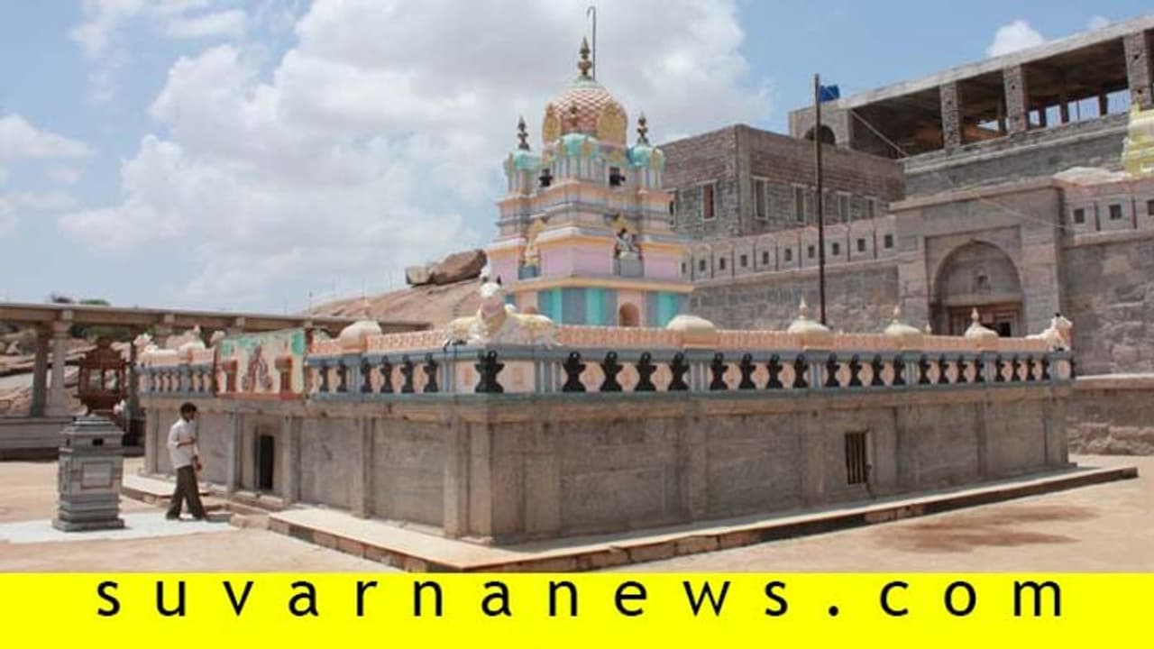 ಕೊಪ್ಪಳ: ಕೊರೋನಾ ಕಾಟಕ್ಕೆ ದೇವಸ್ಥಾನ ಬಂದ್! ಕೊಪ್ಪಳ: ಕೊರೋನಾ ಕಾಟಕ್ಕೆ ದೇವಸ್ಥಾನ ಬಂದ್!