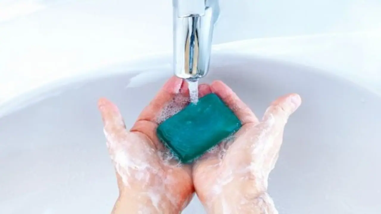 കൊവിഡ് 19; വില കുറച്ചു, നിർമാണം കൂട്ടി സോപ്പ് കമ്പനികള് കൊവിഡ് 19; വില കുറച്ചു, നിർമാണം കൂട്ടി സോപ്പ് കമ്പനികള്