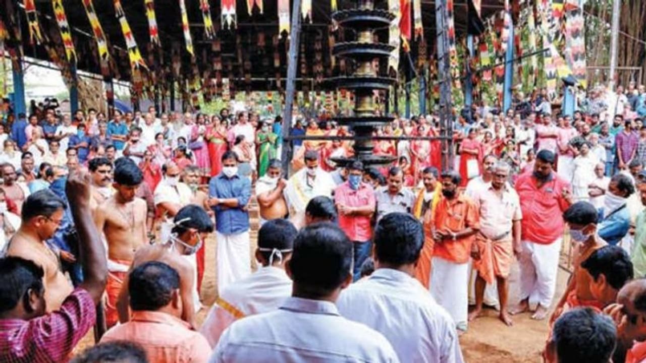 കാവുതീണ്ടല് ചടങ്ങ് മാത്രമായി നടത്തും: കൊടുങ്ങലൂരില് നിരോധനാജ്ഞ പ്രഖ്യാപിച്ചു കാവുതീണ്ടല് ചടങ്ങ് മാത്രമായി നടത്തും: കൊടുങ്ങലൂരില് നിരോധനാജ്ഞ പ്രഖ്യാപിച്ചു