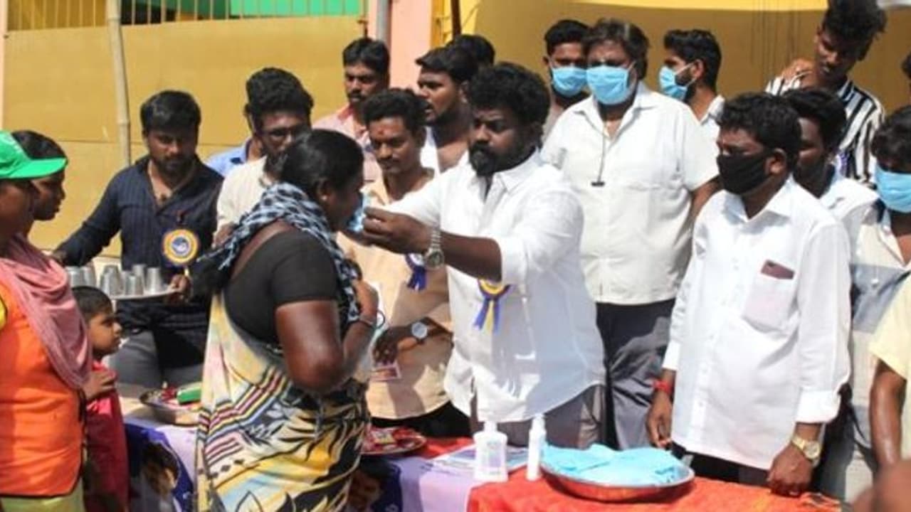 கொரோனா விழிப்புணர்வில் விஜய் ரசிகர்கள்! குவியும் பாராட்டு!