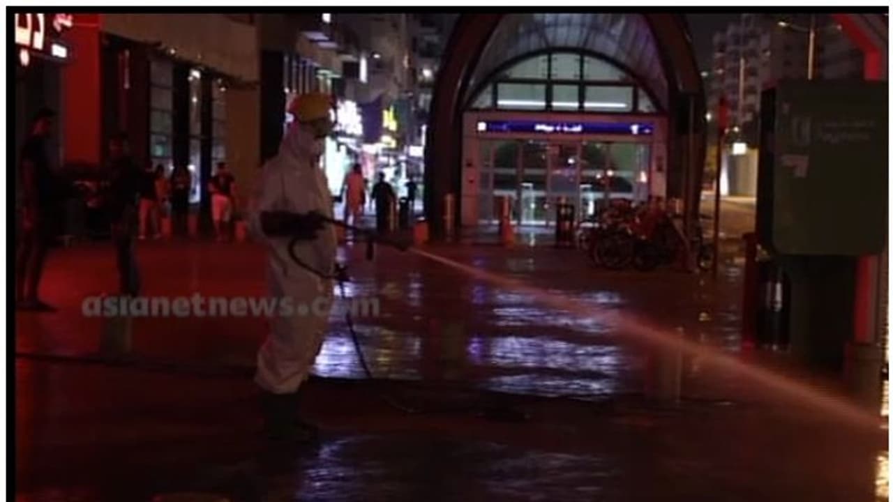 കൊവിഡ് വ്യാപനം തടയാന് തെരുവുകള് അണുവിമുക്തമാക്കി ദുബായ് മുനിസിപ്പാലിറ്റി വീഡിയോ കൊവിഡ് വ്യാപനം തടയാന് തെരുവുകള് അണുവിമുക്തമാക്കി ദുബായ് മുനിസിപ്പാലിറ്റി വീഡിയോ