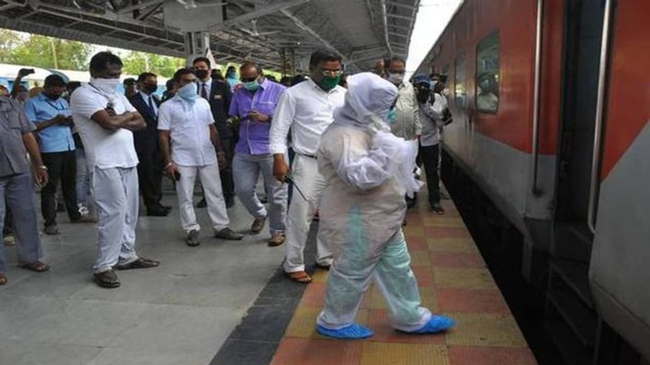 ट्रेन से छुपकर दिल्ली जा रहा था कोरोना का संदिग्ध, आइसोलेशन मार्क दिखने पर TTE ने उतारा ट्रेन से छुपकर दिल्ली जा रहा था कोरोना का संदिग्ध, आइसोलेशन मार्क दिखने पर TTE ने उतारा