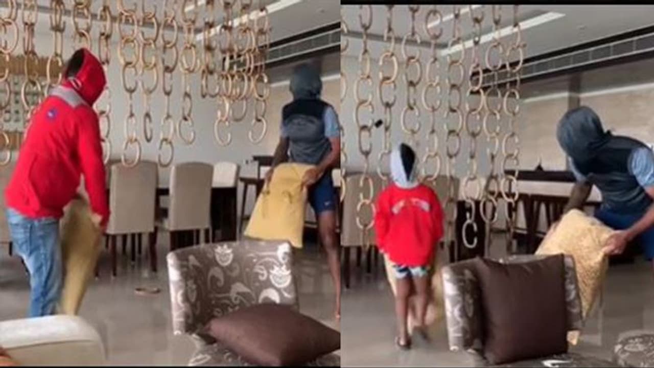 खाली समय में तकिये से बेटे की पिटाई कर रहे हैं शिखर धवन, रोहित शर्मा को भी किया चैलेंज खाली समय में तकिये से बेटे की पिटाई कर रहे हैं शिखर धवन, रोहित शर्मा को भी किया चैलेंज