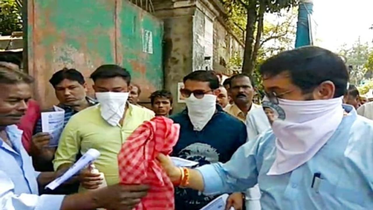করোনা রুখতে শ্রমিকদের গামছা বিলি পুরপ্রধানের, আজব কাণ্ড হুগলির চাঁপদানিতে করোনা রুখতে শ্রমিকদের গামছা বিলি পুরপ্রধানের, আজব কাণ্ড হুগলির চাঁপদানিতে