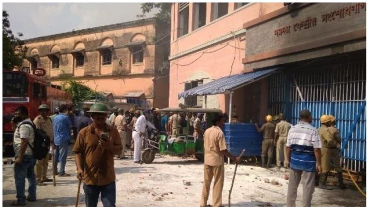 കൊറോണഭീതി: കൊല്‍ക്കത്ത സെന്‍ട്രല്‍ ജയിലില്‍ തടവുകാരും അധികൃതരും ഏറ്റുമുട്ടി, ജയിലിന് തീവെച്ചു