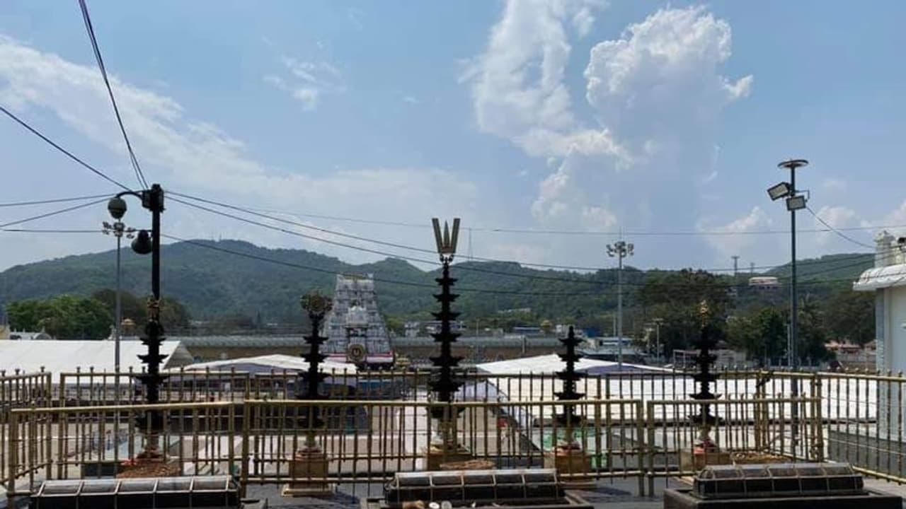 లాక్డౌన్ ఎఫెక్ట్: తిరుమలలో ఏప్రిల్ 14 వరకు దర్శనాల నిలిపివేత లాక్డౌన్ ఎఫెక్ట్: తిరుమలలో ఏప్రిల్ 14 వరకు దర్శనాల నిలిపివేత