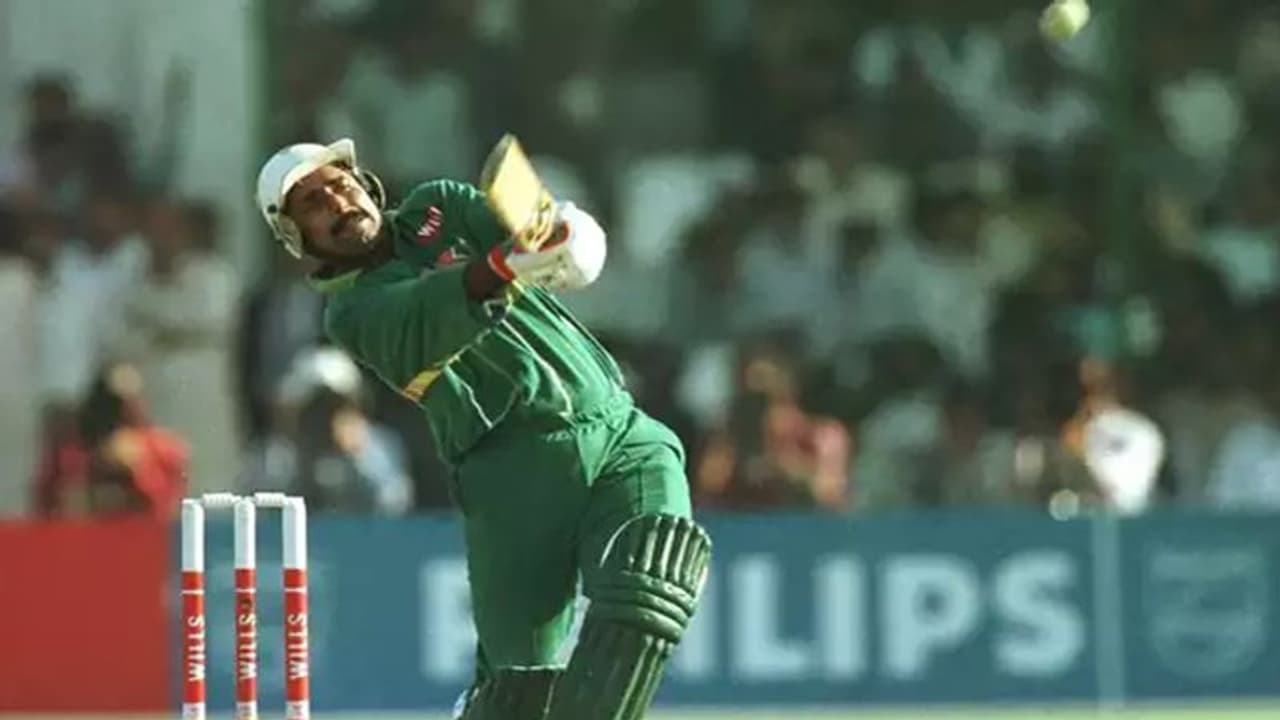 कोहली के मुरीद हुए पाकिस्तान के यह दिग्गज खिलाड़ी, बोले 'उनका रिकार्ड ही काफी कुछ कहता है' कोहली के मुरीद हुए पाकिस्तान के यह दिग्गज खिलाड़ी, बोले 'उनका रिकार्ड ही काफी कुछ कहता है'