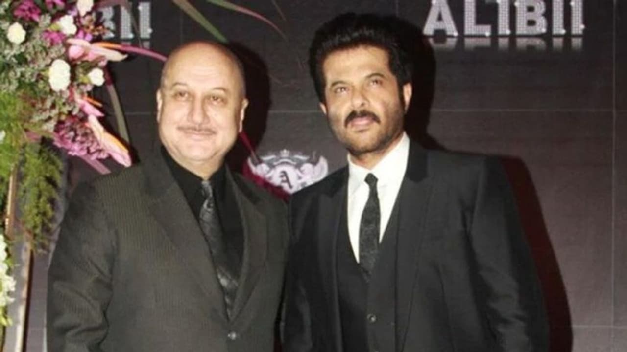 കൊവിഡ് 19: നിരീക്ഷണത്തില്‍ കഴിയുന്ന അനുപം ഖേറിനായി പാട്ടുപാടി അനില്‍ കപൂര്‍