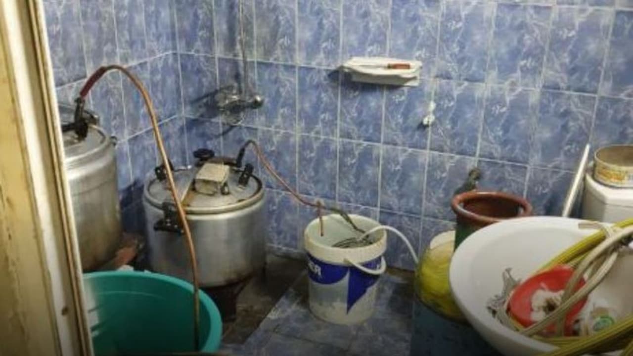 ഫ്ലാറ്റിനുള്ളില്‍ മദ്യ നിര്‍മ്മാണം; രണ്ട് പ്രവാസികള്‍ അറസ്റ്റില്‍