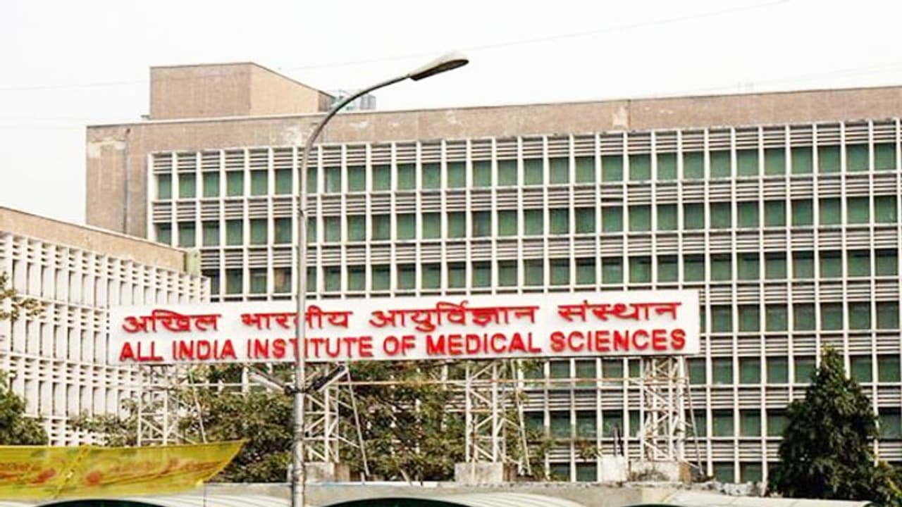 కరోనా ఎఫెక్ట్: ఆసుపత్రిపై నుండి దూకి వ్యక్తి ఆత్మహత్యాయత్నం కరోనా ఎఫెక్ట్: ఆసుపత్రిపై నుండి దూకి వ్యక్తి ఆత్మహత్యాయత్నం