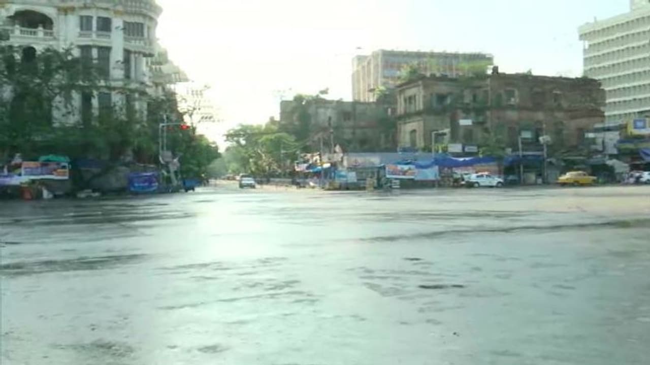 ఇళ్లకే ప్రజలు పరిమితం: ఖాళీ రోడ్లు, దేశమంతా జనతా కర్ఫ్యూలో... ఇళ్లకే ప్రజలు పరిమితం: ఖాళీ రోడ్లు, దేశమంతా జనతా కర్ఫ్యూలో...