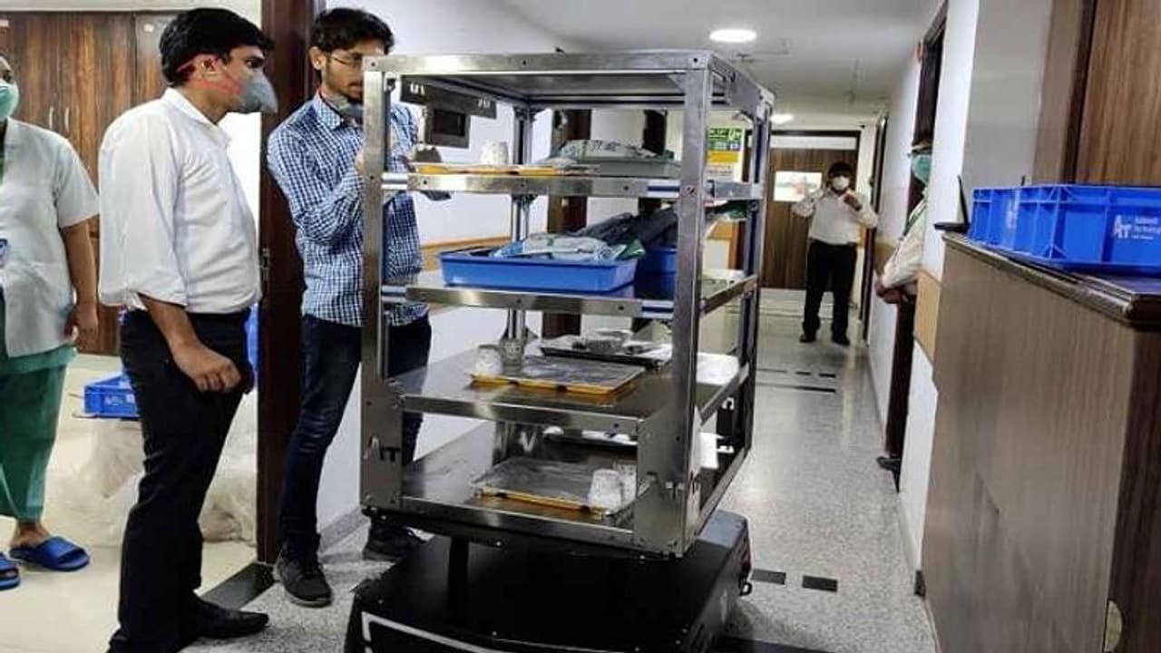 अब रोबोट करेगा कोरोना पीड़ितों की ऐसे देखभाल, यूपी में पहला रोबोट तैयार अब रोबोट करेगा कोरोना पीड़ितों की ऐसे देखभाल, यूपी में पहला रोबोट तैयार