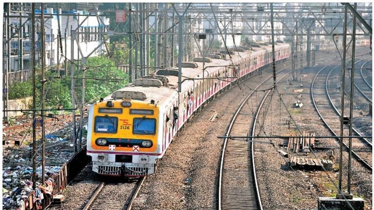 മുംബൈ സബർബൻ ട്രെയിനുകളിൽ യാത്രക്കാർക്ക് നിയന്ത്രണം; അവശ്യ സർവീസ് ജോലിക്കാരെ മാത്രം കടത്തിവിടും മുംബൈ സബർബൻ ട്രെയിനുകളിൽ യാത്രക്കാർക്ക് നിയന്ത്രണം; അവശ്യ സർവീസ് ജോലിക്കാരെ മാത്രം കടത്തിവിടും