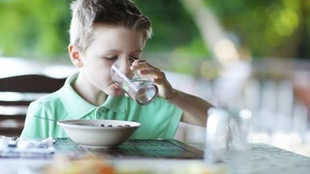 ഭക്ഷണത്തിനിടെ വെള്ളം കുടിക്കാറുണ്ടോ...?