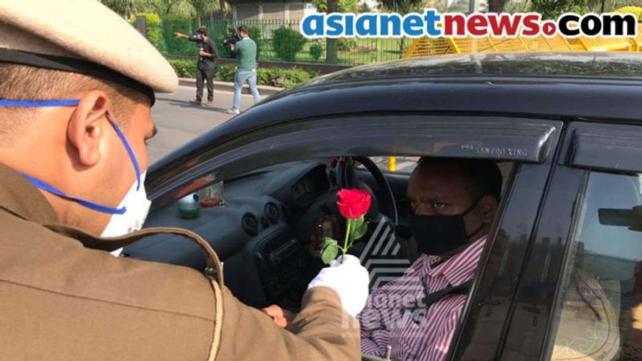 ജനതാ കർഫ്യൂ ദിനത്തിൽ പുറത്തിറങ്ങിയവർക്ക് പനിനീർപ്പൂക്കൾ നൽകി തിരിച്ചയച്ച് ദില്ലി പൊലീസ് ജനതാ കർഫ്യൂ ദിനത്തിൽ പുറത്തിറങ്ങിയവർക്ക് പനിനീർപ്പൂക്കൾ നൽകി തിരിച്ചയച്ച് ദില്ലി പൊലീസ്