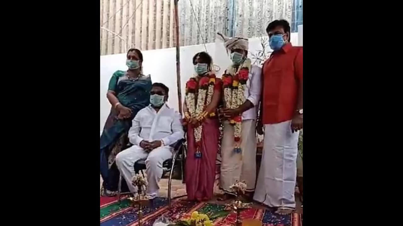 கூட்டம் கூடல.. ஆடம்பரம் இல்ல.. எளிய முறையில் விஜயகாந்த் வீட்டில் நடந்த திருமணம்..! கூட்டம் கூடல.. ஆடம்பரம் இல்ல.. எளிய முறையில் விஜயகாந்த் வீட்டில் நடந்த திருமணம்..!