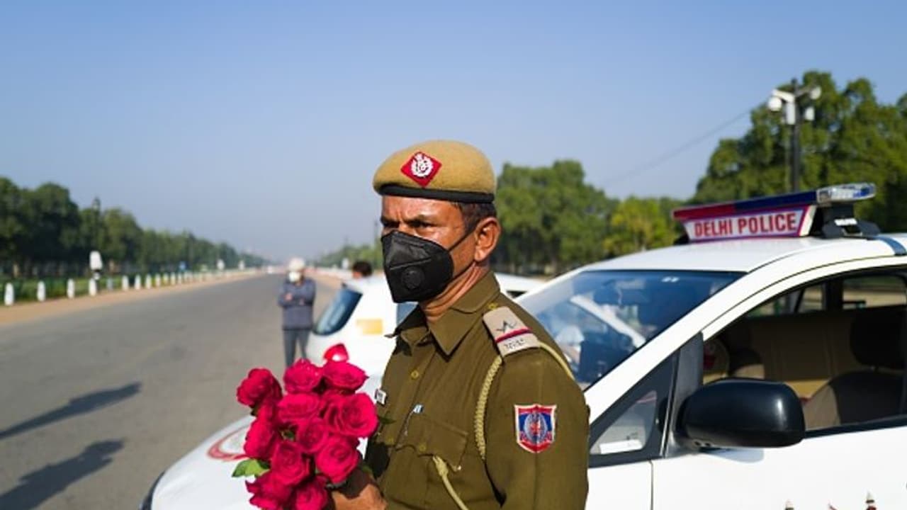 'বাড়িতেই থাকুন', জনতা কারফুতে গোলাপ হাতে আর্জি দিল্লি পুলিশের, প্রশংসায় নেটিজেনরা