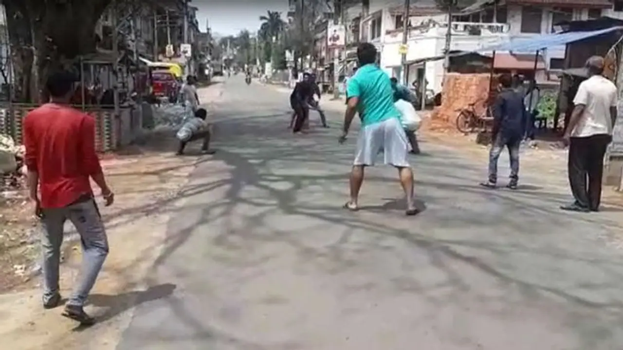 কার্ফু বন্দি শহরের রাস্তায় উদাসীন যুবদের গলি ক্রিকেট, সংক্রমণের ভয়ে কাঁপছে এলাকা