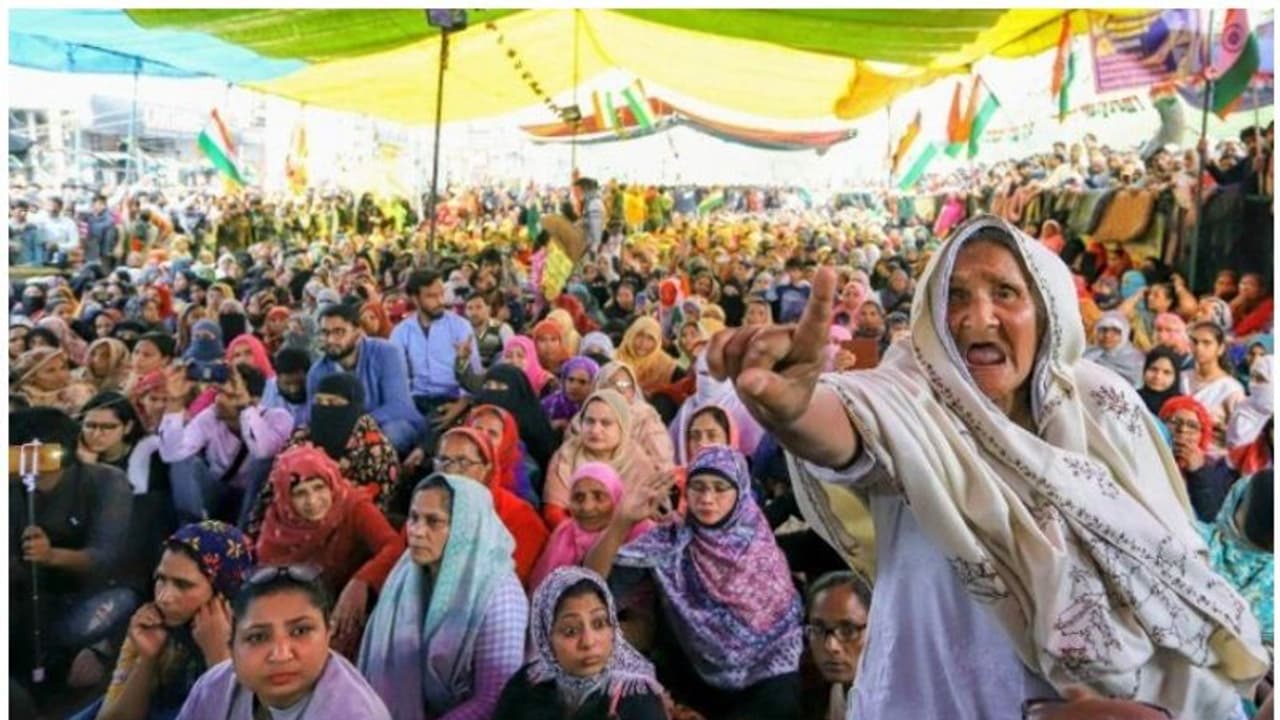 ദില്ലി ഷഹീന്‍ബാഗില്‍ പ്രതിഷേധക്കാര്‍ക്ക് നേരെ കെമിക്കല്‍ ബോട്ടിലെറിഞ്ഞ് അജ്ഞാതന്‍