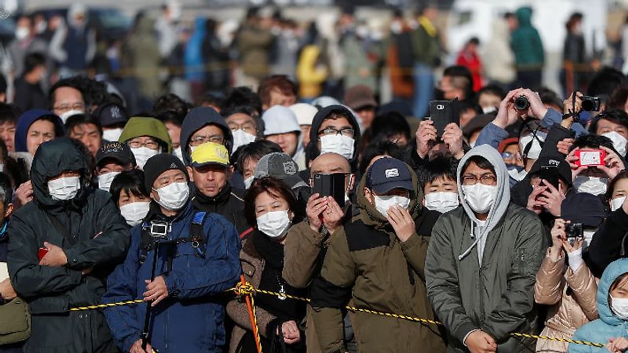 कोरोना को लेकर सावधानी नहीं बरत रहा जापान, ओलंपिक मशाल देखने के लिए घंटों तक लंबी कतार में खड़े रहे लोग कोरोना को लेकर सावधानी नहीं बरत रहा जापान, ओलंपिक मशाल देखने के लिए घंटों तक लंबी कतार में खड़े रहे लोग