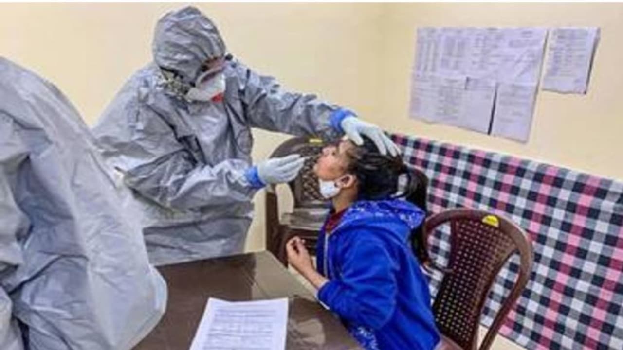 இறந்த தாயின் உடல் வீட்டில் இருக்க, மக்கள் பணியாற்ற சென்ற மருத்துவர்! கொரோனாவிலிருந்து மக்களை காப்பதே முக்கியம்