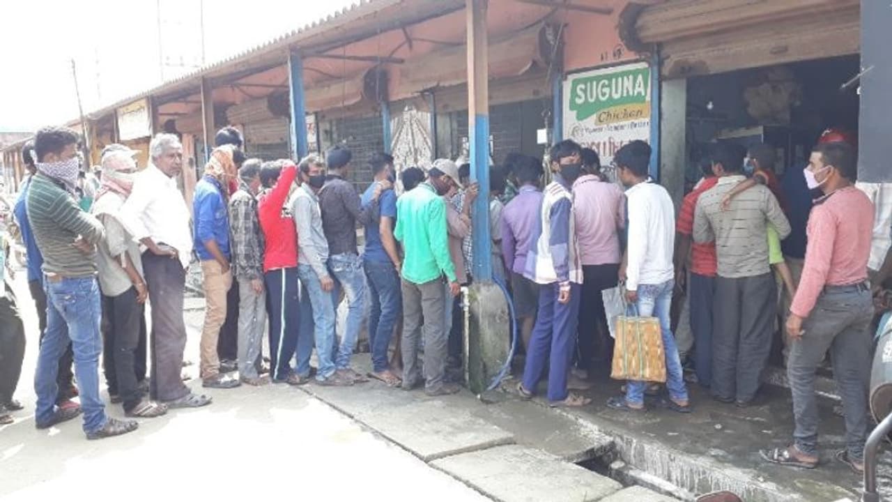 মুখে মাস্ক দিয়ে মাংস কিনতে ব্যস্ত মানুষ, জনতা কার্ফুতেও ভীড় ঘাটালের দোকানে মুখে মাস্ক দিয়ে মাংস কিনতে ব্যস্ত মানুষ, জনতা কার্ফুতেও ভীড় ঘাটালের দোকানে