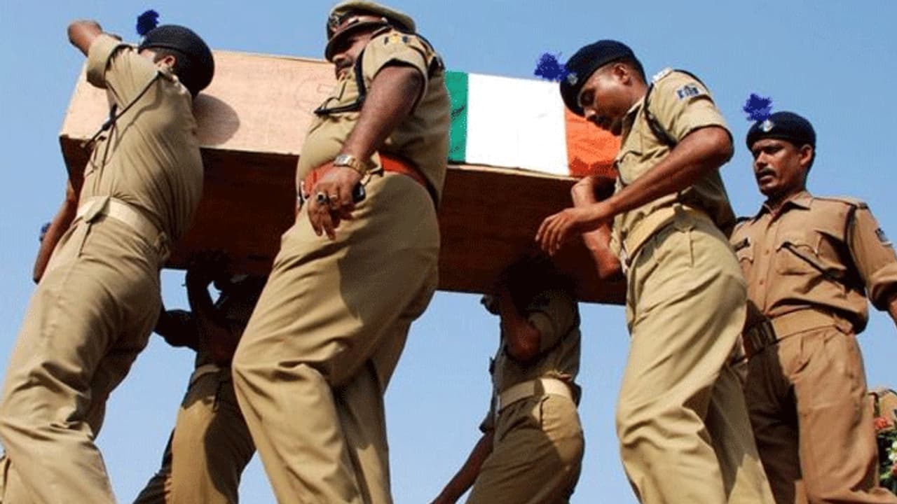 कोरोना के खौफ के बीच आई एक और बुरी खबर, छत्तीसगढ़ में 17 जवान शहीद..एक दिन बाद मिले उनके शव कोरोना के खौफ के बीच आई एक और बुरी खबर, छत्तीसगढ़ में 17 जवान शहीद..एक दिन बाद मिले उनके शव