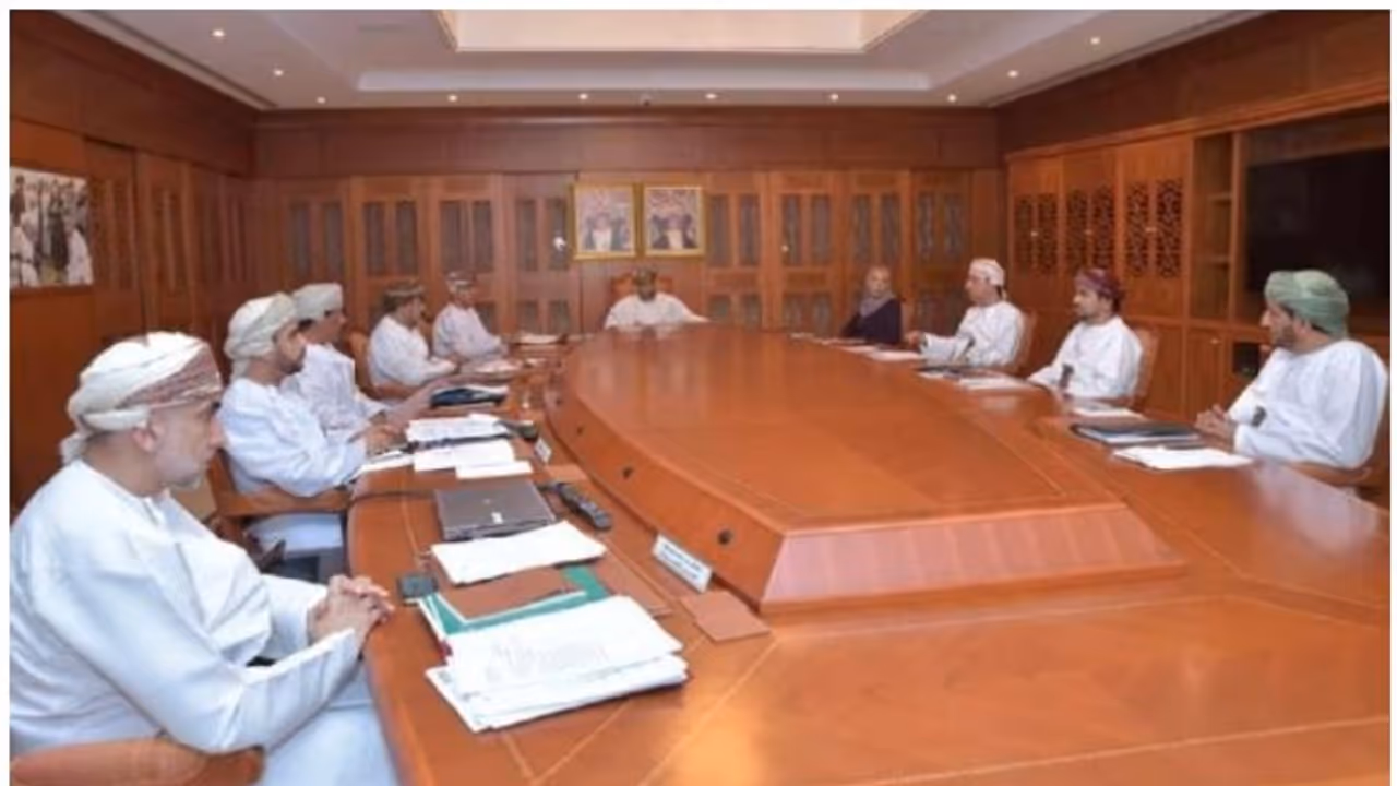 ഒമാനില് പത്രങ്ങളുടെ അച്ചടിയും വിതരണവും നിര്ത്തുന്നു; മണി എക്സ്ചേഞ്ച് സെന്ററുകളും പൂട്ടും ഒമാനില് പത്രങ്ങളുടെ അച്ചടിയും വിതരണവും നിര്ത്തുന്നു; മണി എക്സ്ചേഞ്ച് സെന്ററുകളും പൂട്ടും