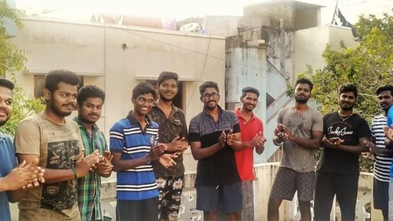 சவாலான பணியை எதிர்கொள்ளும் பணியாளர்களுக்கு சிரம் தாழ்ந்த வணக்கங்கள்..! கைத்தட்டி உற்சாகப்படுத்திய மக்கள்..! சவாலான பணியை எதிர்கொள்ளும் பணியாளர்களுக்கு சிரம் தாழ்ந்த வணக்கங்கள்..! கைத்தட்டி உற்சாகப்படுத்திய மக்கள்..!