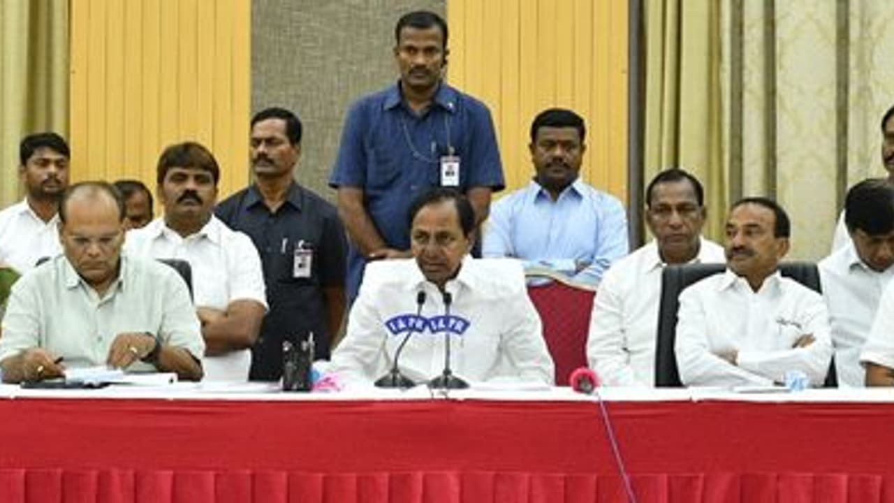 వినకపోతే 24 గంటల కర్ఫ్యూ, అదీ కాకపోతే కనిపిస్తే కాల్చివేత: కేసీఆర్ వినకపోతే 24 గంటల కర్ఫ్యూ, అదీ కాకపోతే కనిపిస్తే కాల్చివేత: కేసీఆర్